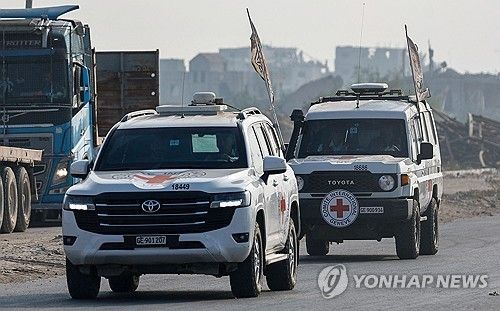 하마스가 이스라엘군 하다르 골딘 중위라고 밝힌 시신을 옮기는 적십자 차량