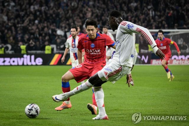 수비하는 이강인.