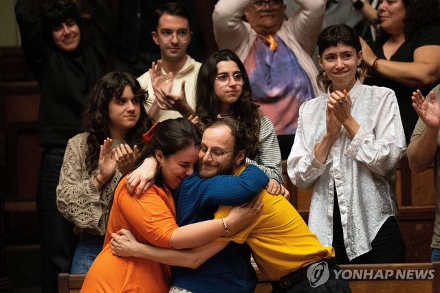 우루과이 안락사 법 통과에 기뻐하는 시민들