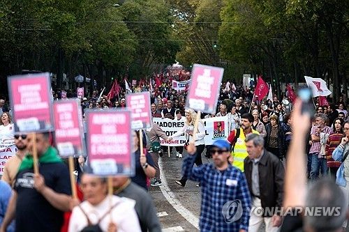노동법 개정안에 반대해 리스본 거리로 나온 포르투갈 시민들 [AP 연합뉴스 자료사진. 재판매 및 DB 금지] 