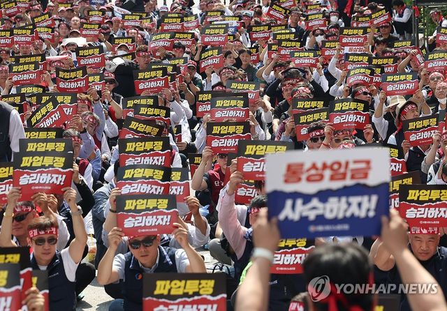 파업 손팻말 든 서울시버스노조 조합원들