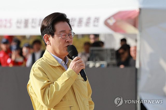 이재명 대통령, 산불진화 훈련 참관