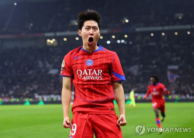 포효하는 PSG 이강인.