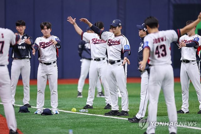 고척스카이돔에서 훈련하는 야구 대표팀