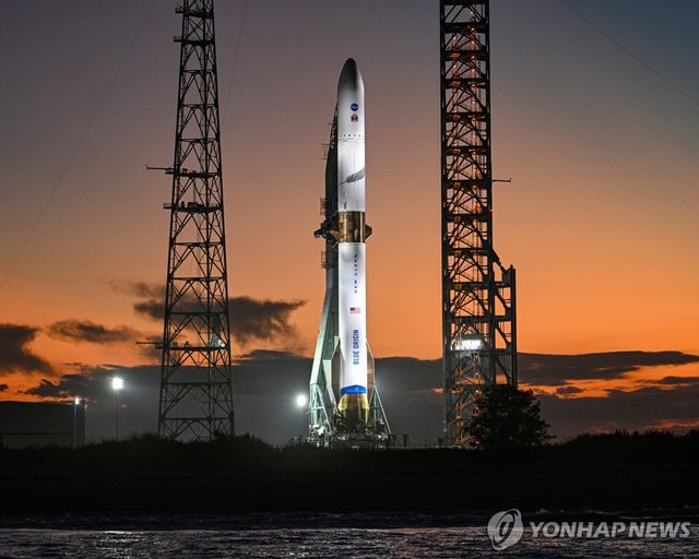 지난 8일(현지시간) 미 플로리다 발사대에 세워진 뉴 글렌 로켓