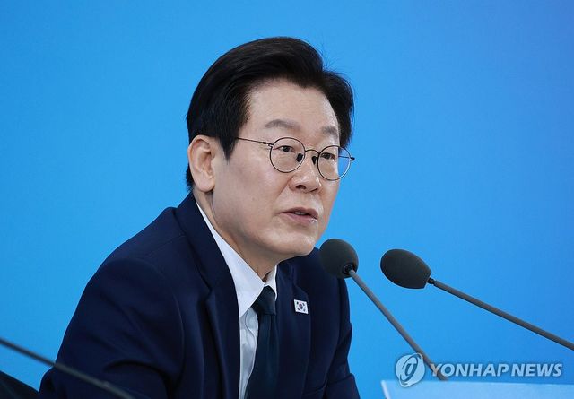 과학기술인들과 토론하는 이재명 대통령