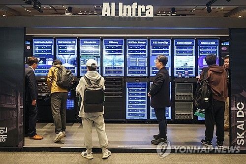 AI 인프라 전시 살펴보는 관람객들