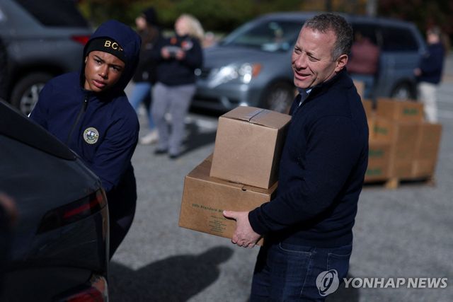 지역 푸드뱅크 찾아 식료품 받는 SNAP 수혜자들