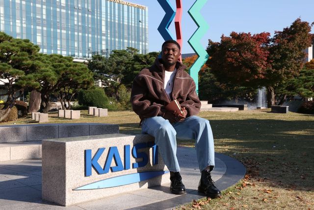 인터뷰하는 모하메드 하루나 함자씨 