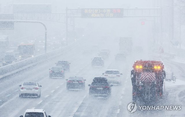 폭설 속 서행하는 차량