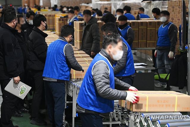 작년 11월 수능 문답지, 전국 배송 모습