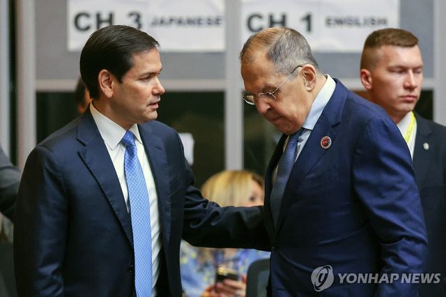 마코 루비오 미국 국무장관(좌)과 세르게이 라브로프 러시아 외무장관(우)