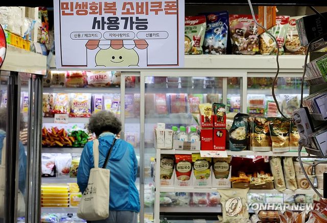 (서울=연합뉴스) 임화영 기자 = 정부의 '민생 회복 소비쿠폰'의 사용으로 소비 심리 및 소상공인 매출이 상승한 가운데 26일 서울 마포구 망원시장 매장에 소비쿠폰 안내문이 붙어 있다. 2025.8.26 hwayoung7@yna.co.kr