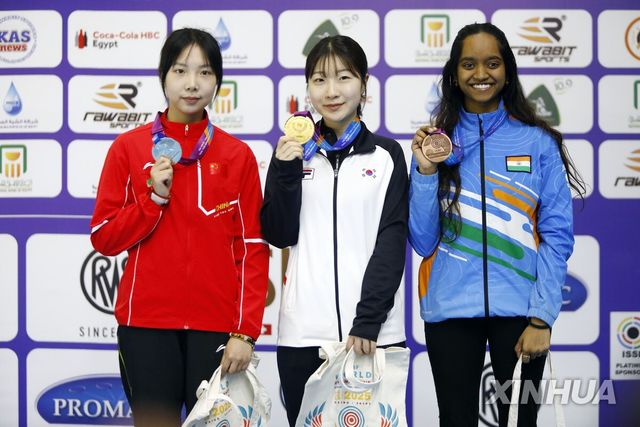 사격 세계선수권대회 금메달을 목에 건 반효진(가운데)