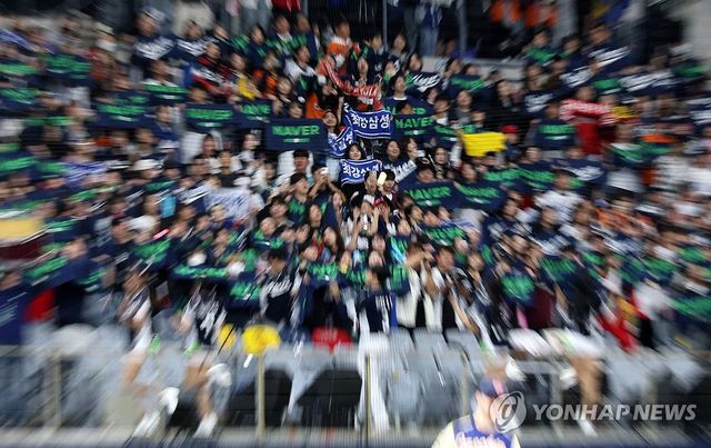 11월에도 이어지는 야구…10개 구단 응원 물결