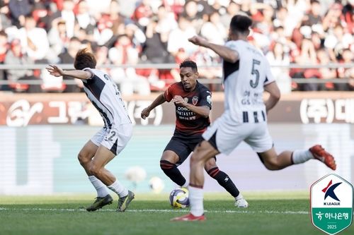 쇄도하는 포항의 주닝요.