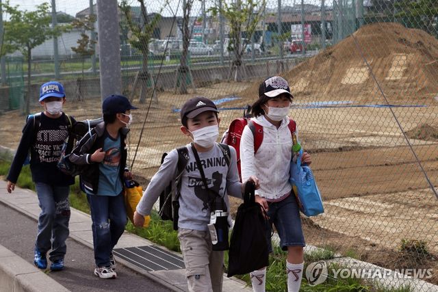 마스크 쓴 일본 어린이들