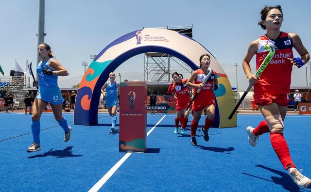 우루과이 전을 앞두고 경기장에 입장하는 한국 선수들(오른쪽).