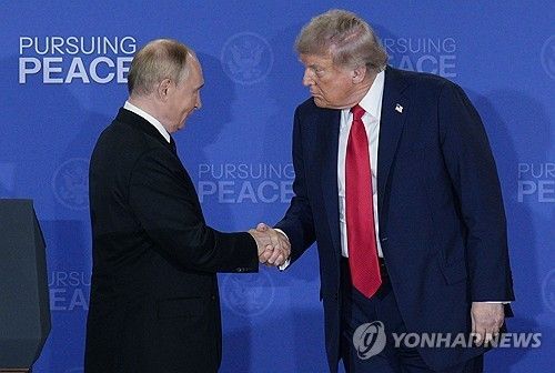 지난 8월 알래스카에서 열린 정상회담에서 악수하는 트럼프 미국 대통령(오른쪽)과 푸틴 러시아 대통령 [로이터 연합뉴스 자료사진. 재판매 및 DB 금지]