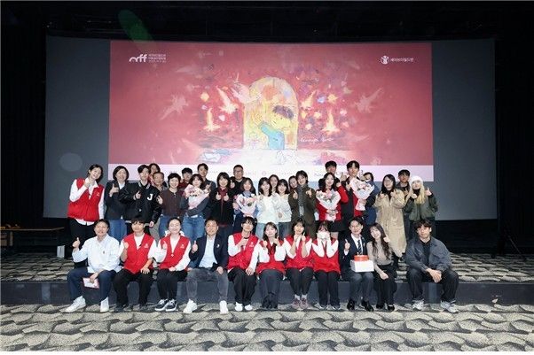 단편영화 시상식이 종료된 후 수상자와 관계자들이 기념사진을 촬영하고 있다.