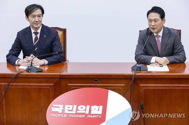 조국 대표에게 인사말 하는 장동혁 대표