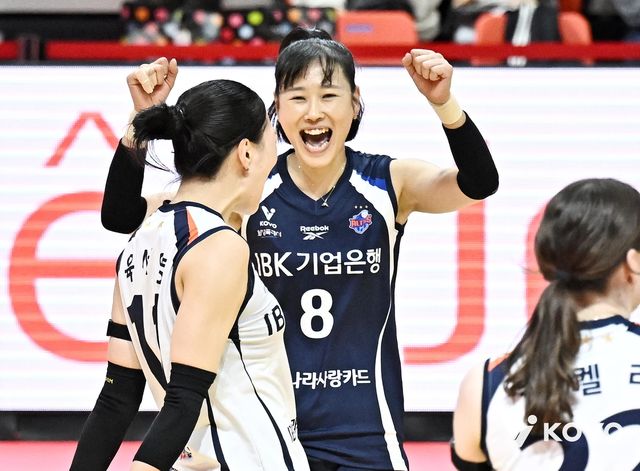 승리 후 기뻐하는 IBK기업은행의 임명옥(중앙)