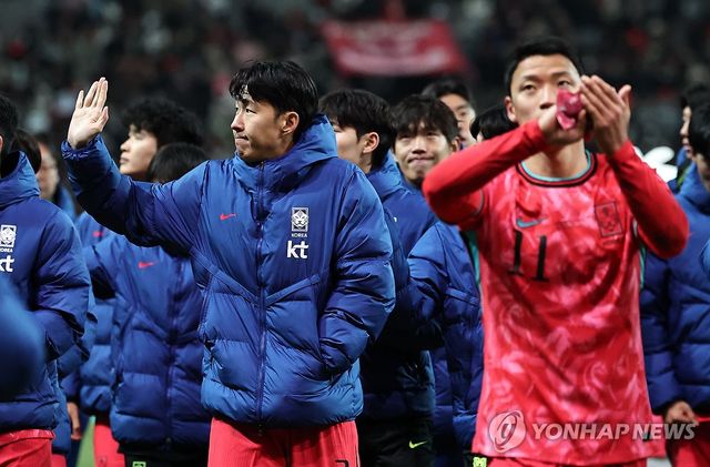 팬들에게 인사하는 한국 축구대표팀 선수들 