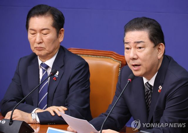 최고위원회의에서 발언하는 김병기 원내대표