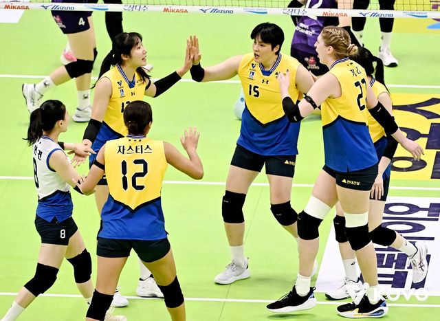 파이팅 외치는 현대건설 선수들