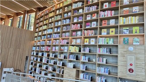전주 아중호수도서관의 책장 2025.7.30 [사진/김정선 기자]