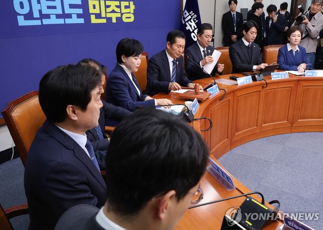 최고위원회의 시작하는 정청래 대표