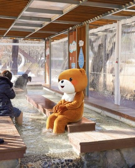 족욕체험장에 발 담근 충주 캐릭터 '충주씨'