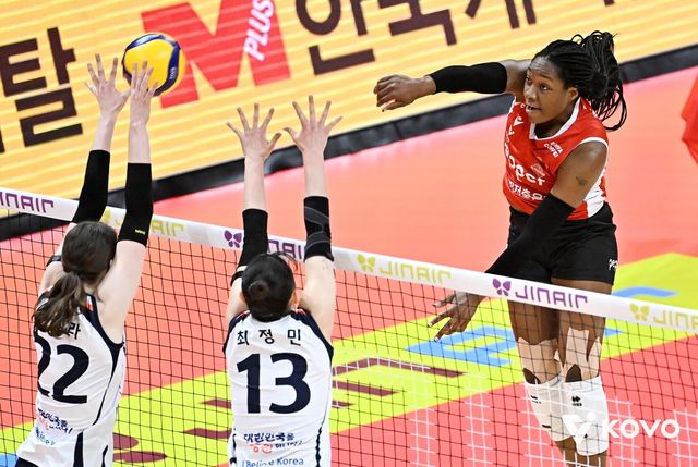 페퍼저축은행과 IBK기업은행의 경기 장면