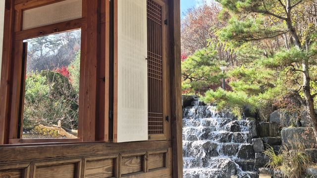 서울 종로구 청운문학도서관의 작은 폭포와 정자 2025.11.26 [사진/김정선 기자]
