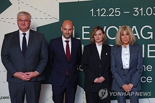 '우크라이나 시즌' 개막식 참석한 프랑스·우크라 외무장관과 양국 영부인