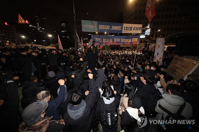 계엄령 해제 구호 외치는 시민들