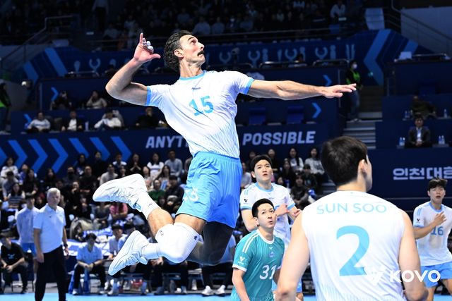 스파이크하는 대한항공의 러셀(중앙)