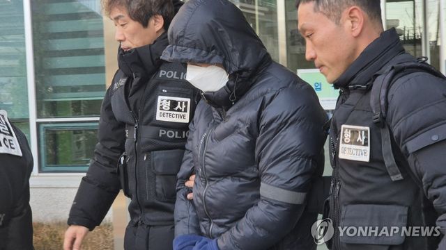 영장실질심사 마치고 나오는 '갑질 의혹' 양양군 공무원