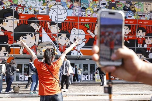 강서체육관 앞에서 추억 남기는 홈팬