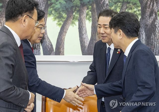 갈등의 국회 속 열린 여야 원내대표 회동