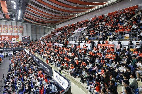 11월 30일 우리카드와 홈경기 때 만원 관중을 이룬 부산 강서체육관.