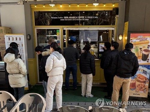 사람들로 북적이는 커피전문점 