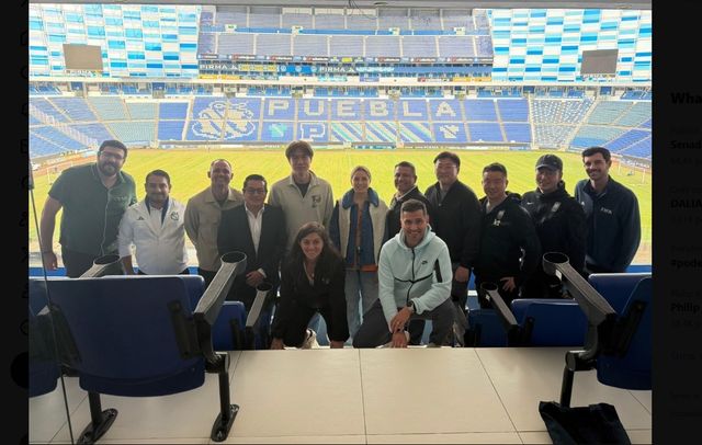 멕시코 푸에블라 콰우테모크 스타디움 찾은 홍명보 감독(뒷줄 왼쪽 5번째)