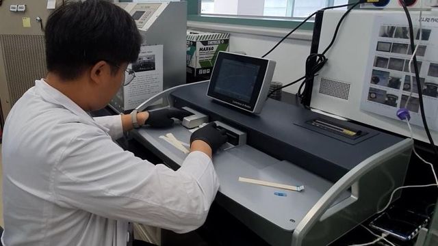 한지 연구하는 모습 