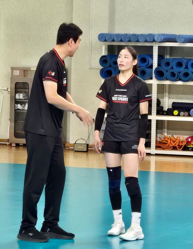 고희진 정관장 감독(왼쪽)과 대화하는 인쿠시