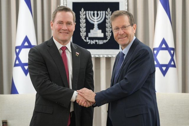 마이크 왈츠 주유엔 미국대사(왼쪽), 이츠하크 헤르조그 이스라엘 대통령