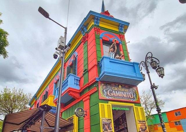 메시가 우승컵을 든 마네킹 때문에 인기를 얻고 있는 카차파스 카페 [사진/성연재 기자] 