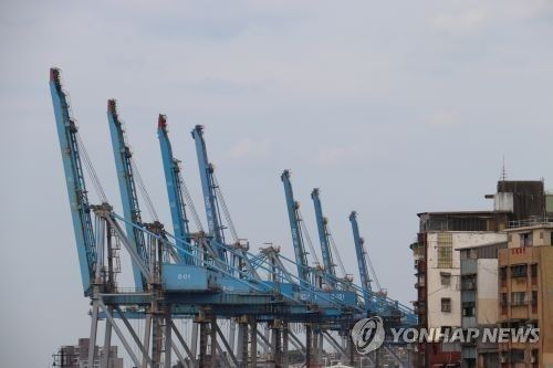 대만 북부 지룽 항구 크레인