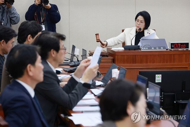 의사봉 두드리는 최민희 과방위원장