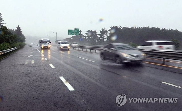 비 내리는 도로